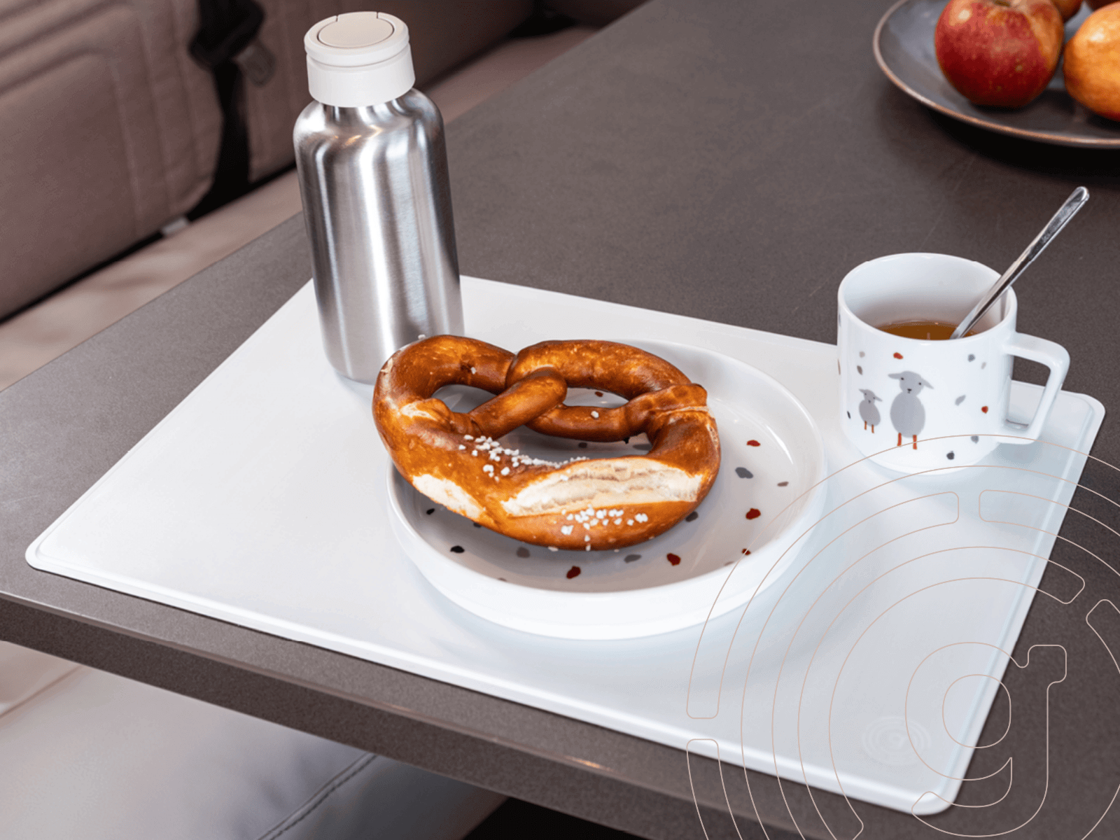Gemütliches Frühstück im Wohnwagen mit stilvollem Nano-Gel Platzset auf dem Campingtisch – rutschfest, leicht zu reinigen und ideal für Vanlife, Wohnmobil & Caravan