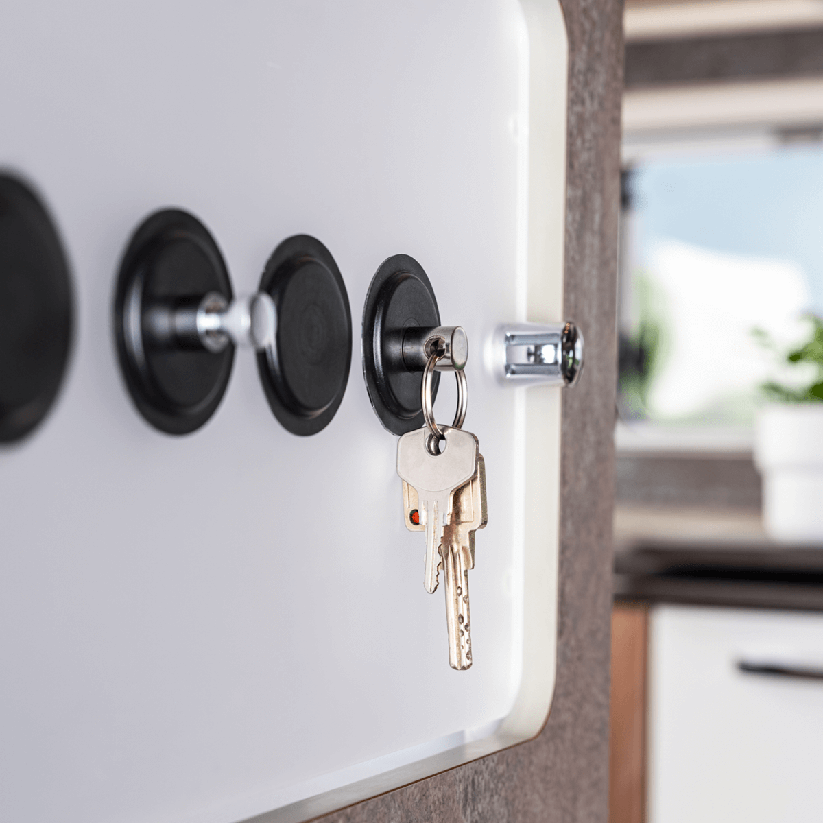 Magnetpin mit integriertem Schlüsselring, sicher befestigt mit Nano-Gel Pads im Wohnwagen – praktische Magnetlösung zur Schlüsselaufbewahrung im Camping und Caravan