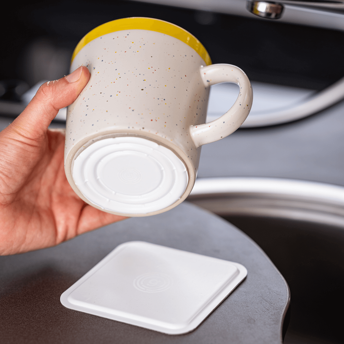Kaffeetasse mit aufgeklebtem MagUp Pad auf dem Tassenboden und Nano-Gel Untersetzer – rutschfeste Unterlage für sicheren Halt im Camper, Wohnmobil und Zuhause.