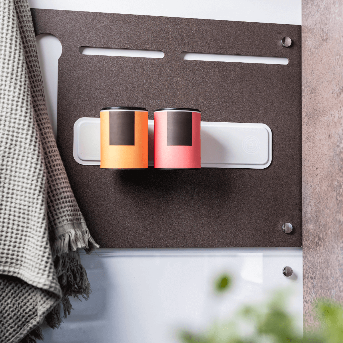 Nano-Gel-Leiste an Wand mit aufgereihten Gewürzdosen – praktische, rutschfeste Magnetlösung zur Aufbewahrung von Gewürzen in der Küche oder im Wohnwagen