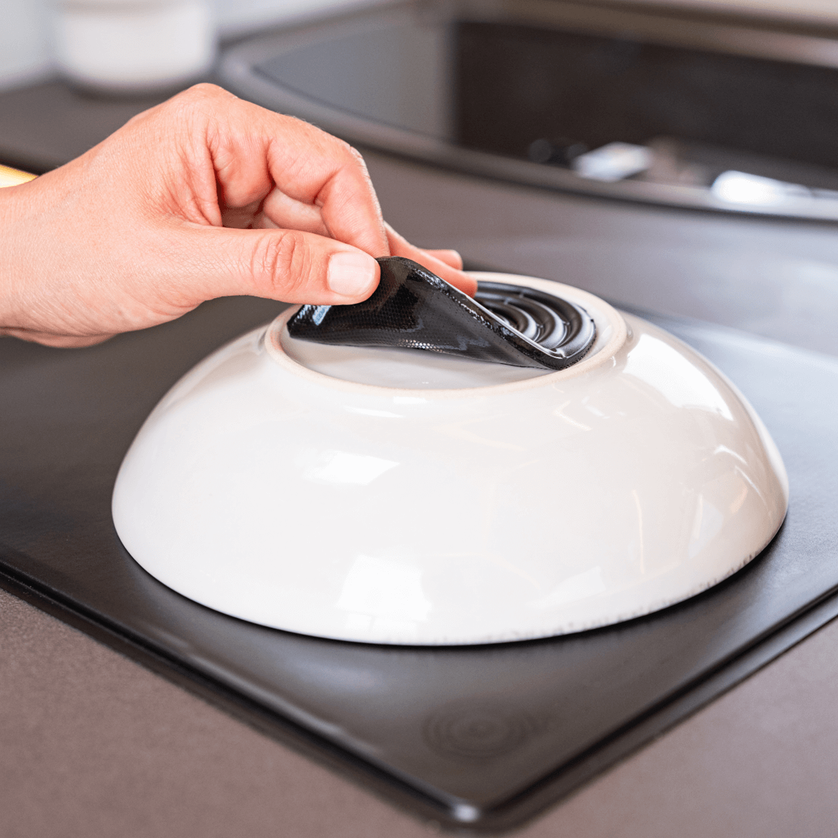 Tellerunterseite mit angebrachtem MagUp Pad, jederzeit ablösbar und wiederverwendbar – flexible, rutschfeste Magnetlösung für Geschirr im Haushalt, Camping oder Wohnwagen