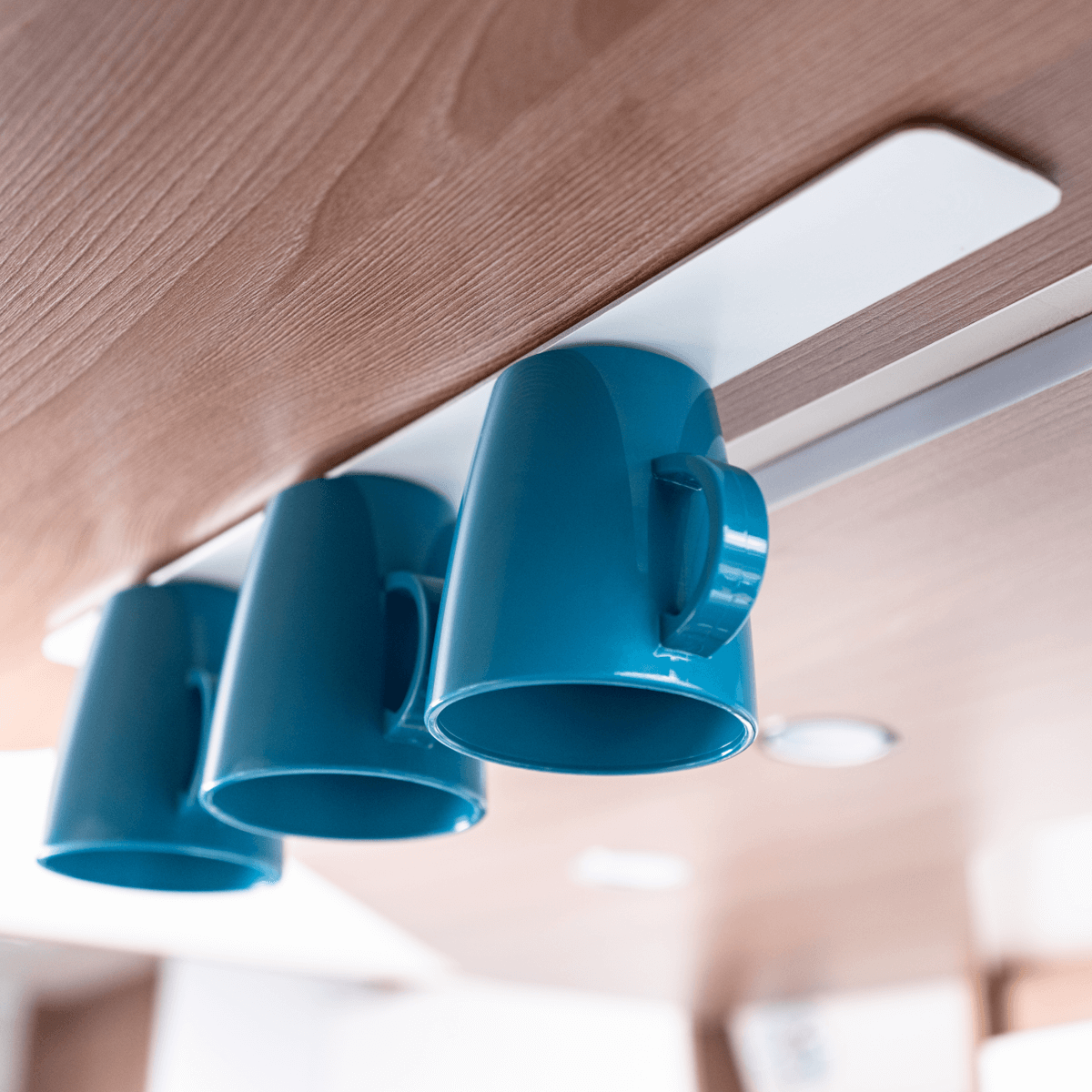 Metallleiste von Gelmags mit drei über Kopf aufgehängten Tassen – magnetische Küchenleiste für platzsparendes Aufhängen im Wohnmobil, Camper und Haushalt.